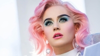 Katy Perry baart opzien met idiote beelden tijdens show