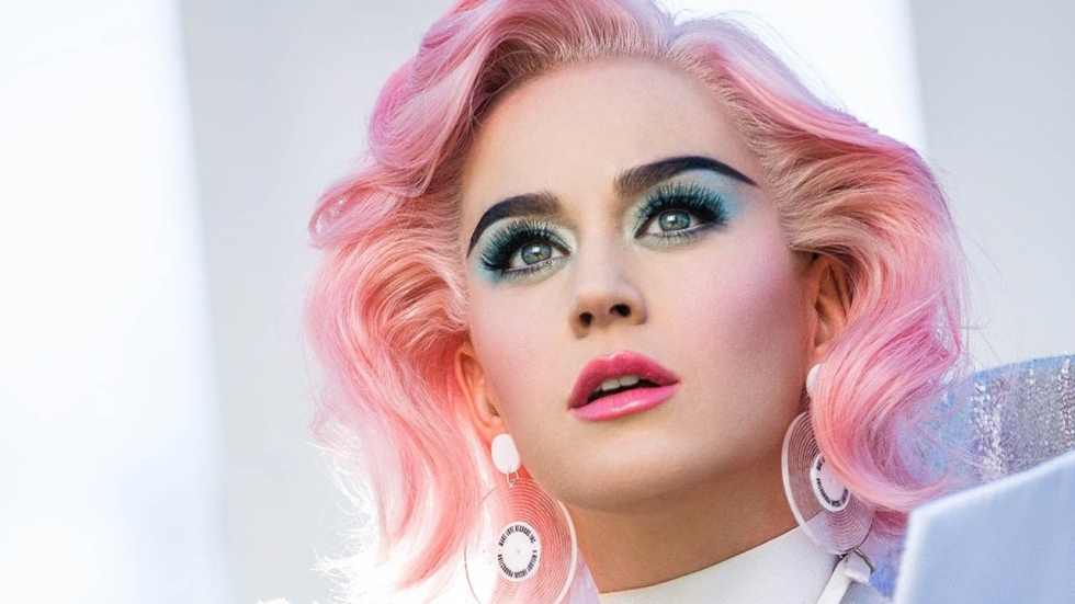 Orlando Bloom bevrijdt Katy Perry midden op podium van veel te strakke kleding (video)