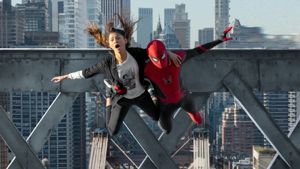 Spider-Man dondert naar beneden op foto's 'Spider-Man: No Way Home'