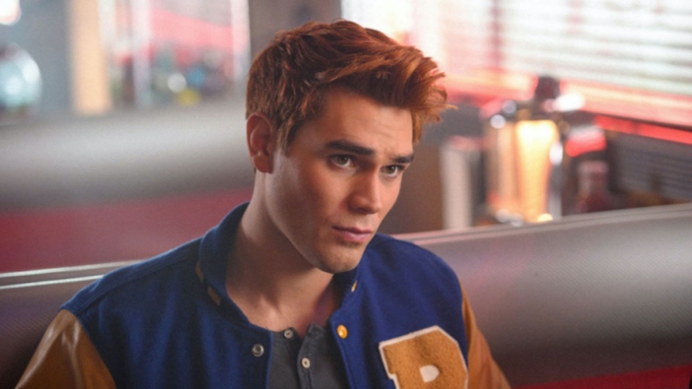 Video: 'Riverdale'-acteur drinkt de moedermelk van zijn extreem knappe vriendin