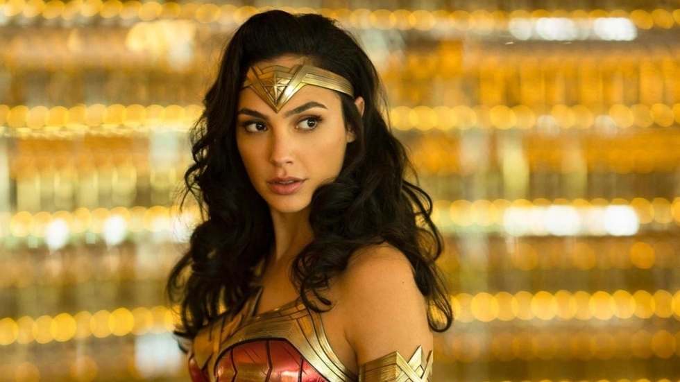 Gal Gadot mept zichzelf met een lasso in 'Wonder Woman'-video