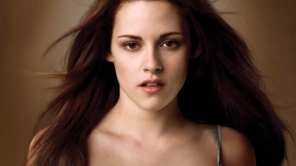 Nonchalant ogende Kristen Stewart wandelt in een onderbroek door ..., image size:580x326