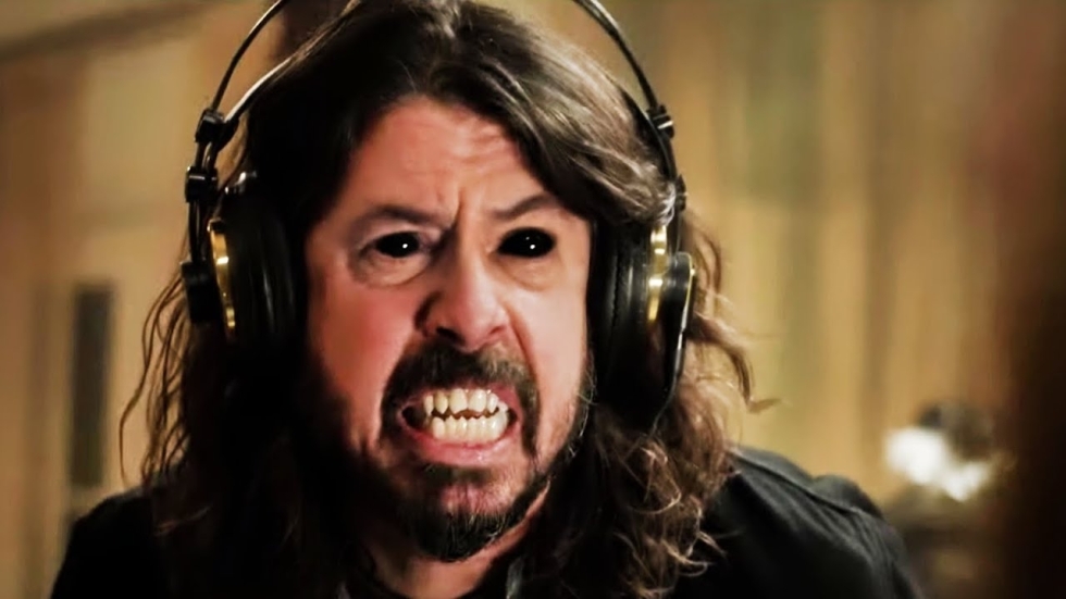 Extreem bloederige trailer 'Studio 666' van Foo Fighters
