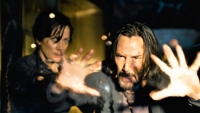 Keanu Reeves en Carrie-Anne Moss sprongen 20 keer(!) van een flat voor 'The Matrix 4'