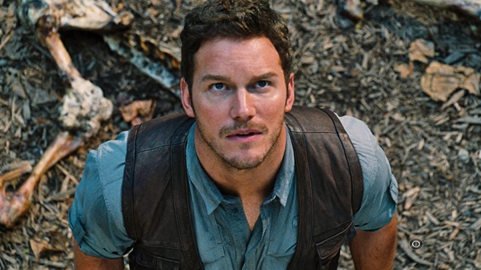 Chris Pratt doet alsof hij bang is op 'Jurassic World: Dominion'-foto