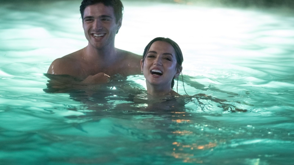 Foto's van Ana de Armas in het zwembad in erotische thriller 'Deep Water'
