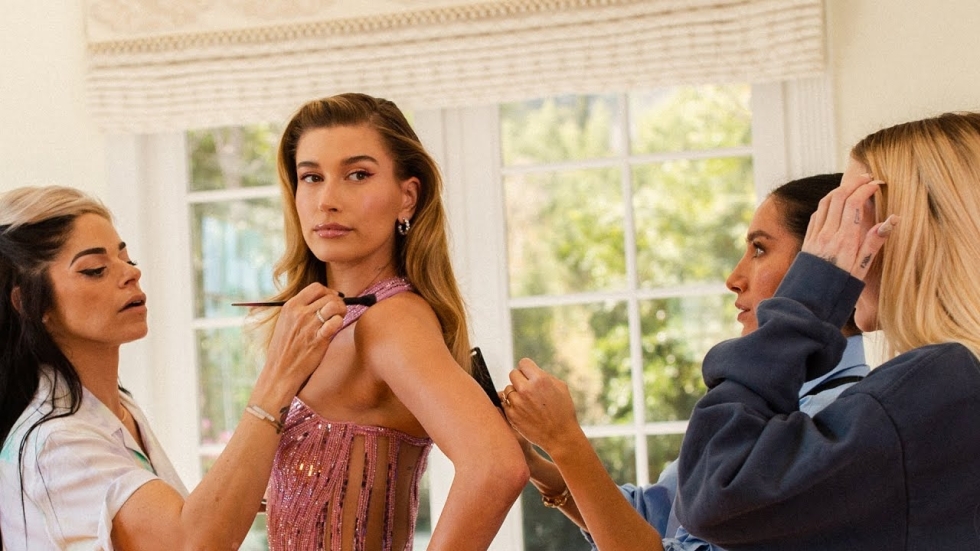 Hailey Bieber geeft lichaam behoorlijk prijs met doorzichtige lingerie op Insta-foto's