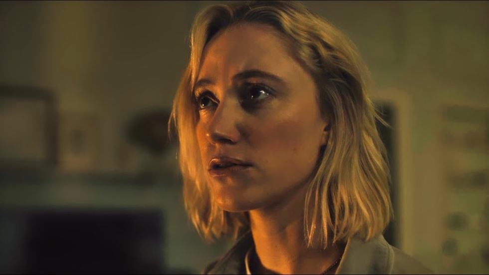 'It Follows'-actrice in heerlijk creepy trailer 'Watcher'