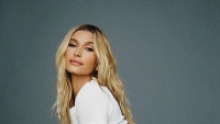 Hailey Bieber geeft lichaam behoorlijk prijs met doorzichtige lingerie op Insta-foto's