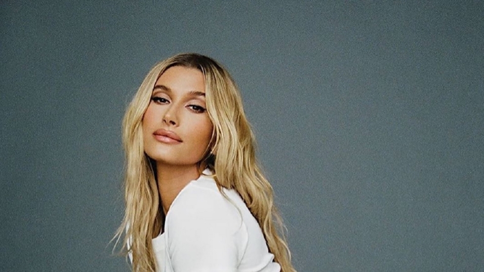 Hailey Bieber in doorschijnende bh op Insta-foto