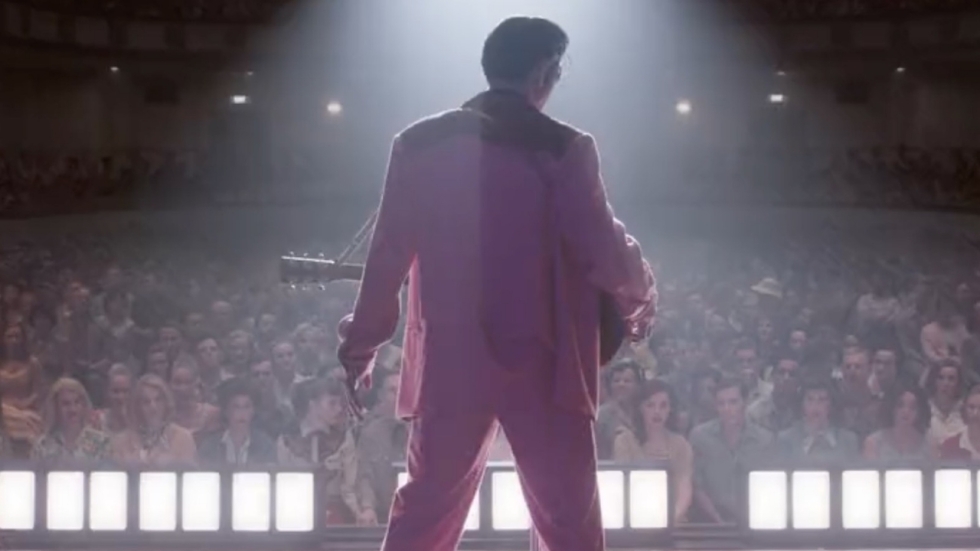 Elvis Presley gooit de heupen los in eerste knotsgekke 'Elvis' clip