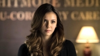 Nina Dobrev gooit alles in de strijd voor een borrel