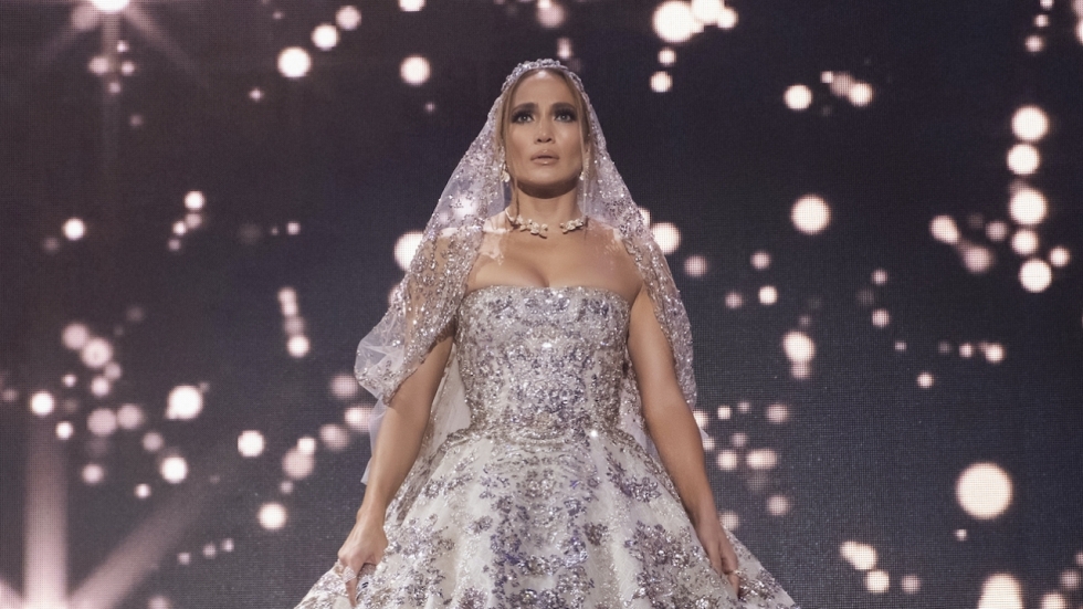 Jennifer Lopez draagt 5 outfits op 1 dag: van blote buik tot strakke jurk