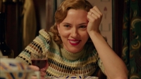 Scarlett Johansson moet haar toekomst onder ogen zien in de hartverwarmende trailer van 'My Mother's Wedding'