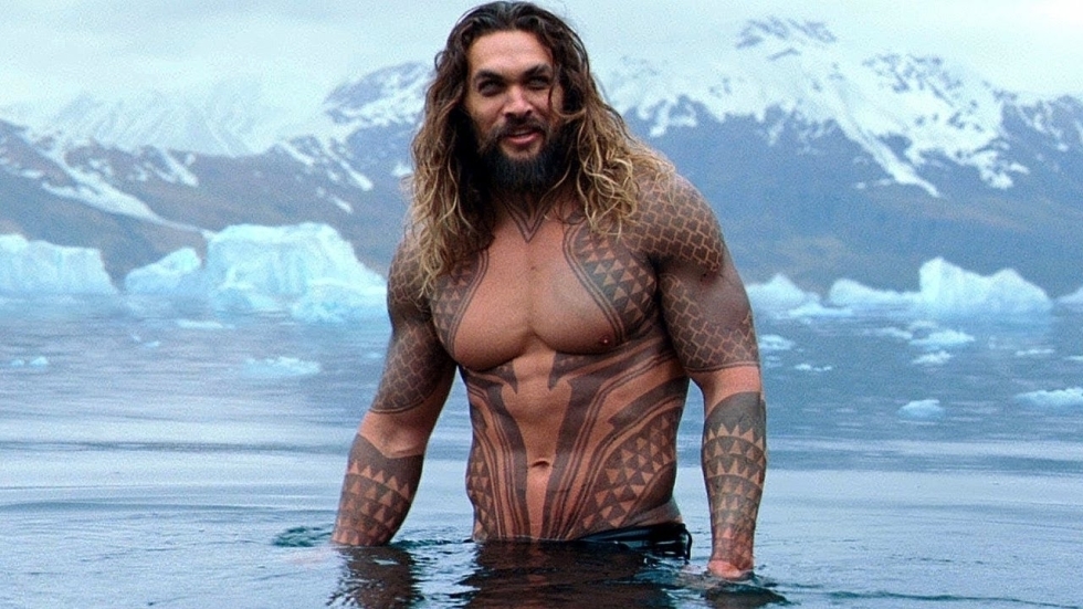 Jason Momoa uit Aquaman gaat zich te buiten aan water