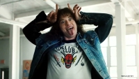 Video: Eddie uit 'Stranger Things' speelt 'Master Of Puppets' nu met de echte Metallica!