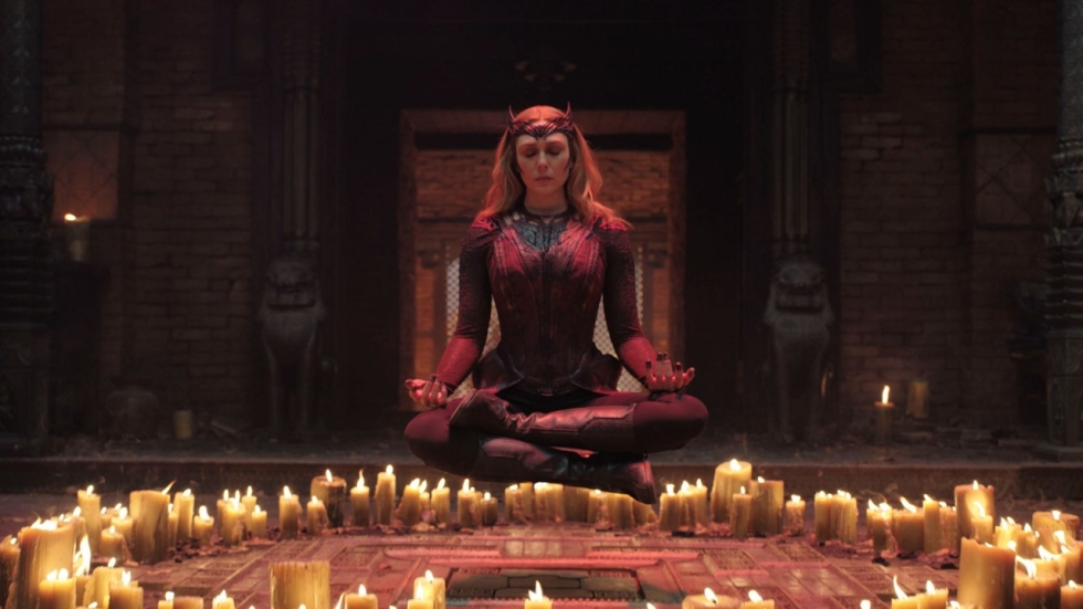 Elizabeth Olsen kijkt eindelijk naar Doctor Strange 2 in nieuwe video
