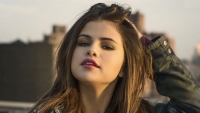 Zo ziet de prachtige Selena Gomez eruit zonder make-up en gehuld in slechts een handdoek