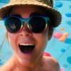Kim-Lian van der Meij bijna uit de kleren in zwembad op Insta-foto