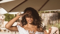Romy Monteiro in jurk met frontaal aanzicht op haar voorgevel op Insta-foto's