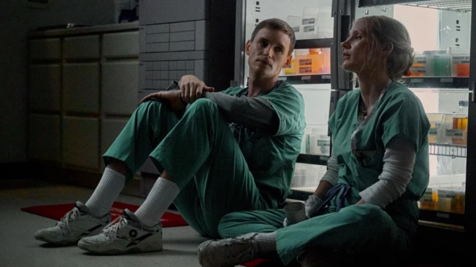 Jessica Chastain heeft oogje op Eddie Redmayne in trailer 'The Good Nurse'