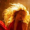 Prachtige Margot Robbie met krullen op posters 'Babylon'