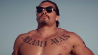 Jason Momoa uit Aquaman gaat zich te buiten aan water