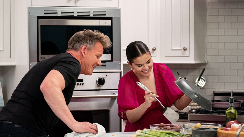 Selena Gomez wordt flink aangepakt in de keuken door Gordon Ramsay