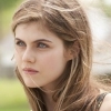 Alexandra Daddario onthult zich in strakke zwarte jurk