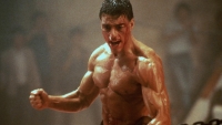 Jean-Claude van Damme krijgt in 'Kickboxer'-reboot hulp van andere spierbundel