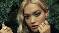 Rita Ora trekt volop de aandacht in opvallende jurk