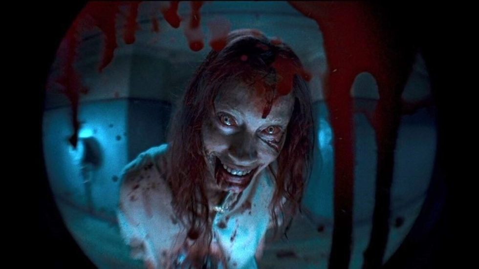 Gehele cast en bezeten spookvrouw op creepy foto 'Evil Dead Rise'