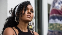 Decolleté van Janelle Monáe valt bijna uit haar jurk op Insta-foto's