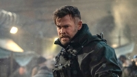 Netflix dropt eerste trailer nieuwe scifi-actiefilm 'Spiderhead' met Chris Hemsworth