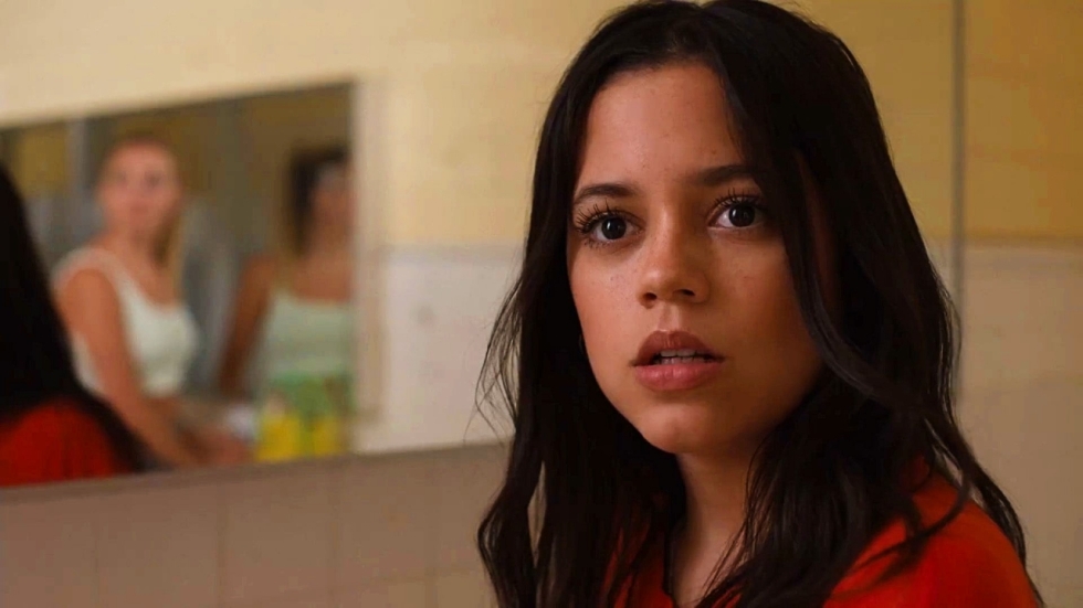 Jenna Ortega geeft haar billen prijs in doorschijnend jurkje op Insta-foto's