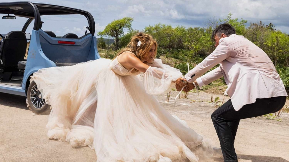 Explosieve laatste trailer voor Jennifer Lopez's 'Shotgun Wedding'