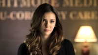 Nina Dobrev gooit alles in de strijd voor een borrel