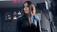Marvel-actrice Chloe Bennet ligt in minuscule bikini op het strand