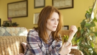 Sebastian Stan en Julianne Moore zijn oplichters in eerste trailer 'Sharper' van Apple TV+