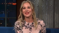 Zieke Christina Applegate vindt dat ze er slecht uitziet en verwijst naar beruchte Ozempic