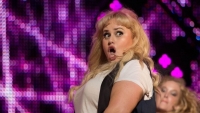 Flink afgevallen Rebel Wilson strak en stralend op nieuwe foto