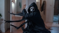 Bijna beter dan de films: Ghostface uit 'Scream' belt met personages uit bekende Hollywood-films