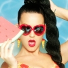 Katy Perry baart opzien door op idiote wijze een gehaktbal op te eten