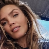 Zo gewaagd ziet Kim Feenstra er op vrijdagavond uit