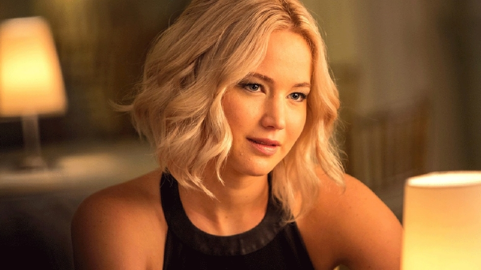 Jennifer Lawrence in laag korset waar je steil van achterover slaat