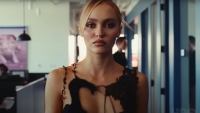 Lily-Rose Depp is behoorlijk uitdagend in string op Insta-foto's
