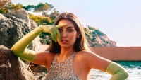 Yolanthe Cabau is adembenemend in wit jurkje voor het goede doel