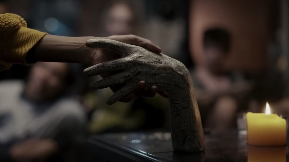 Bovennatuurlijke bezetenheid gaat viraal in trailer voor A24's 'Talk To Me'