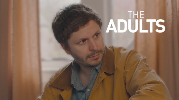 Micael Cera eindelijk eens volwassen in de trailer voor 'The Adults'