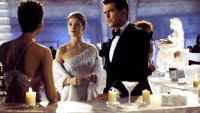 Rosamund Pike (Gone Girl) wist niks af van vergrote borsten voor filmposter 'Johnny English Reborn'